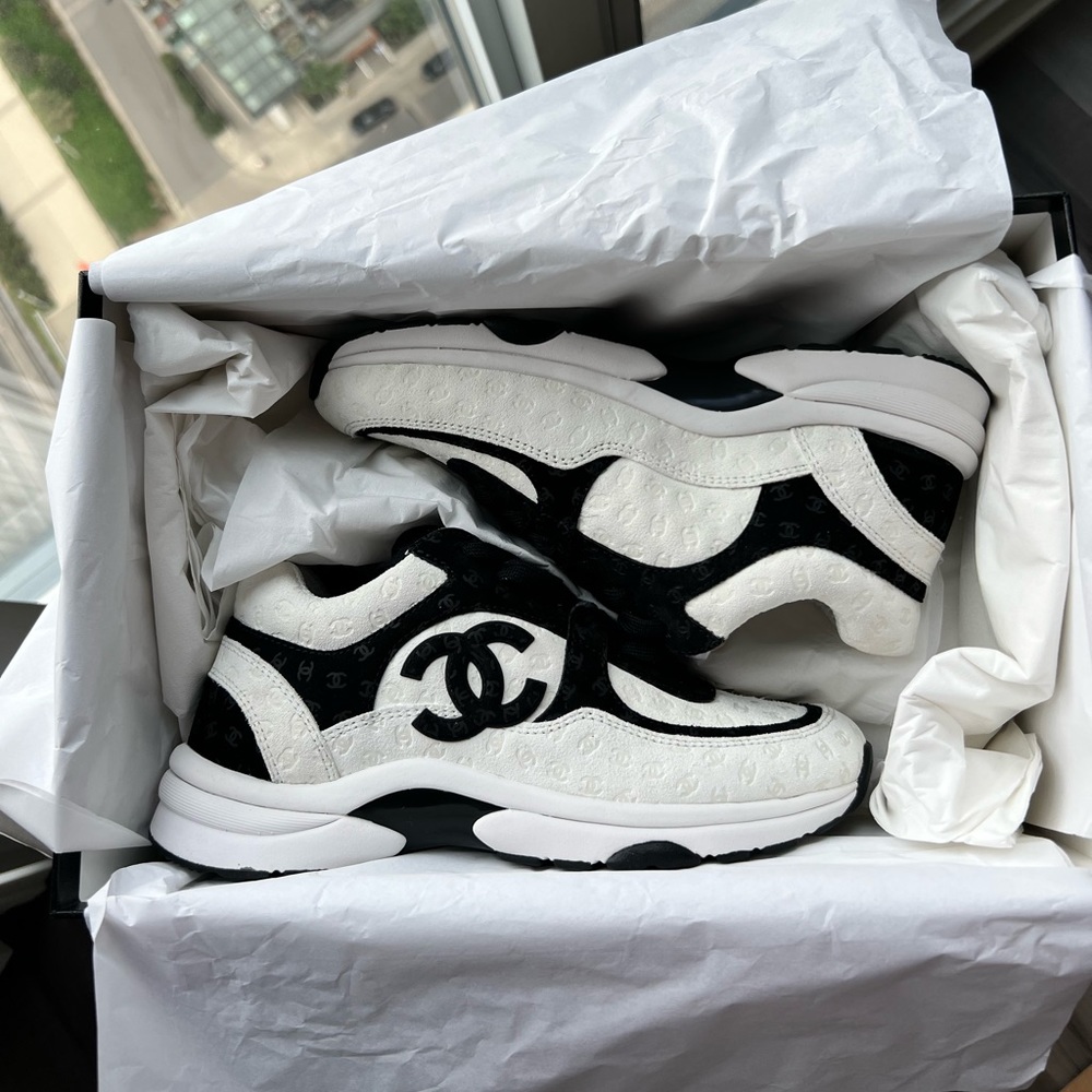 Chanel 22A CC logo sneaker trainer
